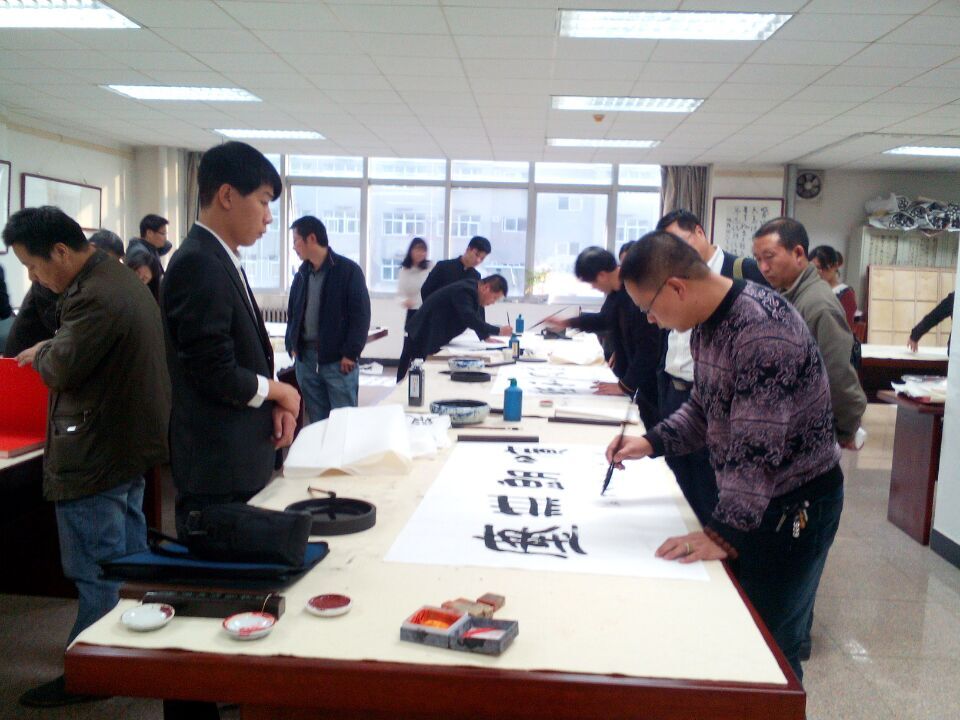 翰墨飄香潤(rùn)心田，藝術(shù)傳承譜新篇——我校成功舉辦“書法藝術(shù)進(jìn)校園”座談會(huì)暨“特聘書法家”授聘儀式